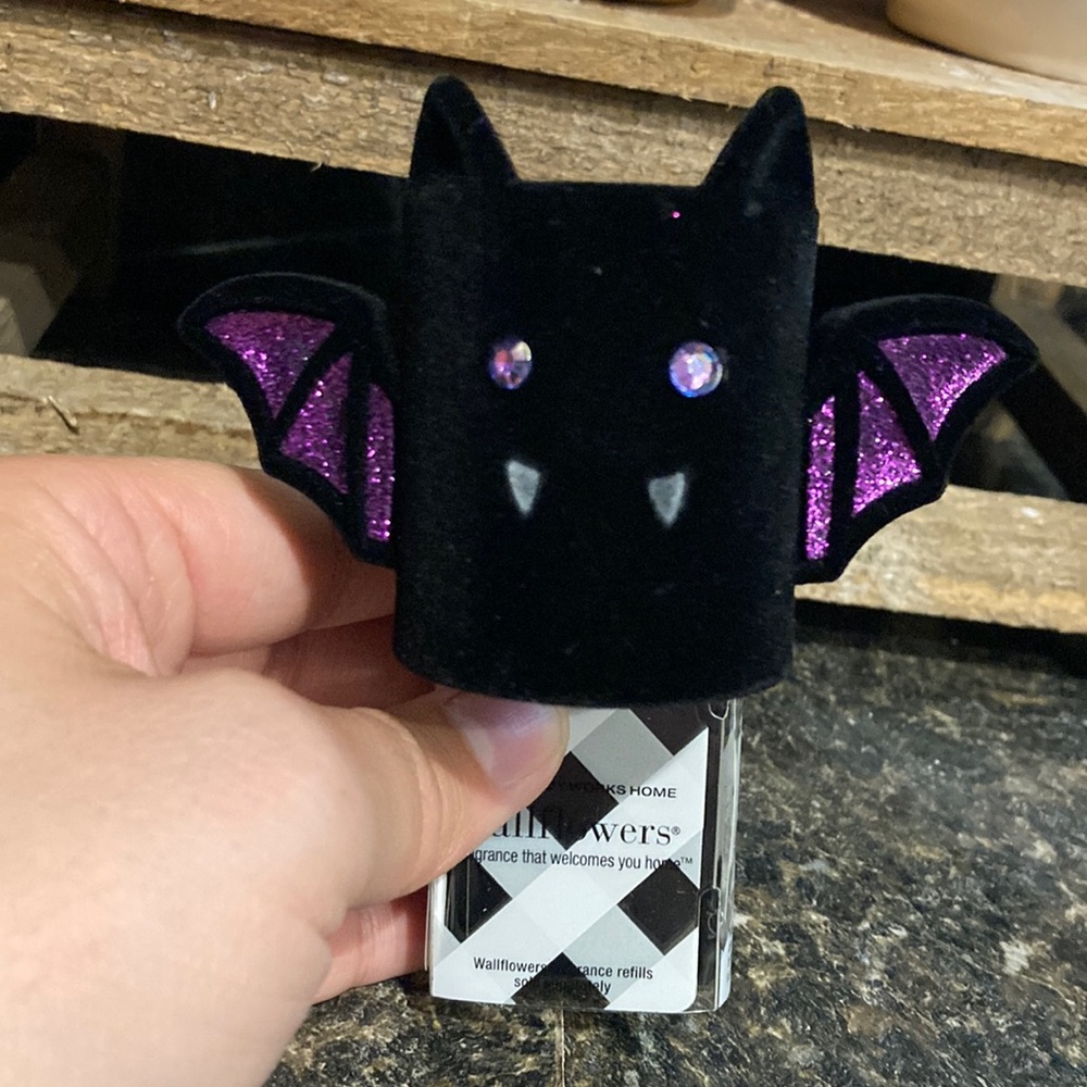 Bat wallflower plug in